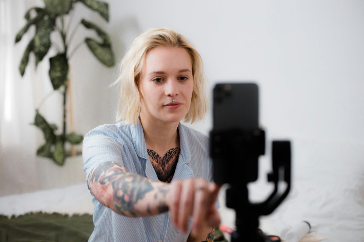 Nagrywanie rolek - jak nagrać wideo i kiedy warto publikować instagram reels