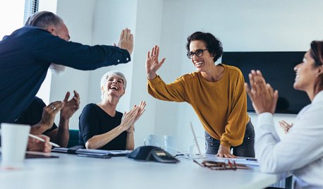 Jak skuteczna komunikacja wpływa na wyniki pracy zespołowej i zarządzanie projektami?
