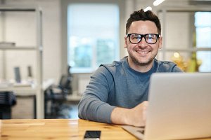 Prowadzenie Google Ads przez freelancera – co zyskujesz w porównaniu z agencją
