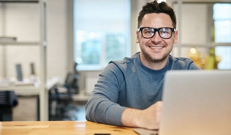 Prowadzenie Google Ads przez freelancera – co zyskujesz w porównaniu z agencją